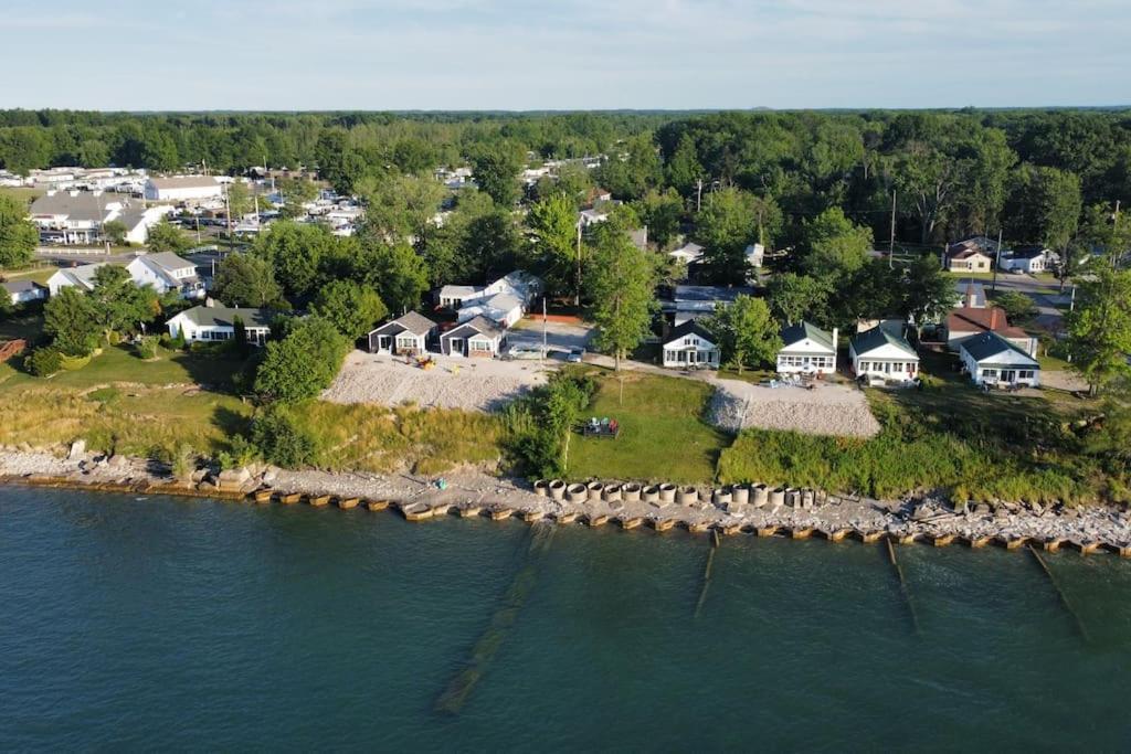 Lakeside Haven: 5-Bedroom Retreat with Shared Lake Access Geneva Exterior photo